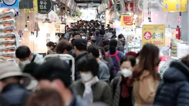 설을 일주일 앞둔 5일 오후 경기도 광명전통시장이 제수를 구매하기 위한 시민들로 붐비고 있다