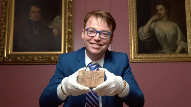 Daniel Mansfield con la tableta babilonia Plimpton 322 que está en la Biblioteca de Libros y Manuscritos Raros de Columbia University en Nueva York.