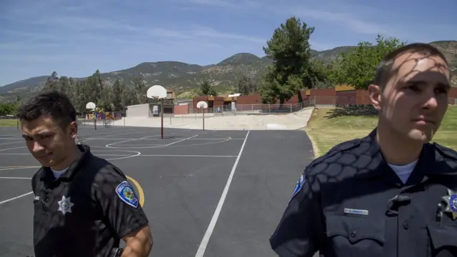 Policías resguardan la escuela North Park Elementary