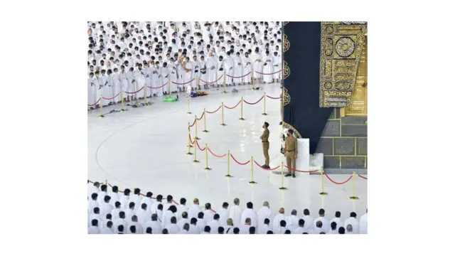 dadka ayaa haatan loo ogolaaday inay safka buuxiyaan oo isu dhawadaan balse waa inay Maskarada afka wataan