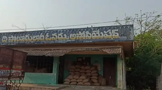 విజయ నగరం జిల్లా సాలూరు లోని లారీలు చుట్టుపక్కల ప్రాంతాలతోపాటు దేశవ్యాప్తంగా సరుకులను మోసుకెళుతుంటాయి