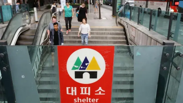 لافتة تشير إلى وجود "ملجأ" على مدخل محطة أنفاق في عاصمة كوريا الجنوبية سول
