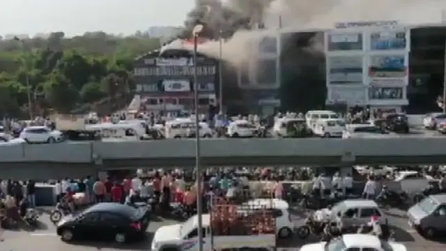 सूरत में इमारत में लगी आग