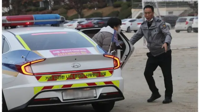 서울 서대문구 이화여자외국어고등학교에 마련된 시험장 앞에서 한 수험생이 경찰차를 타고 도착하고 있다