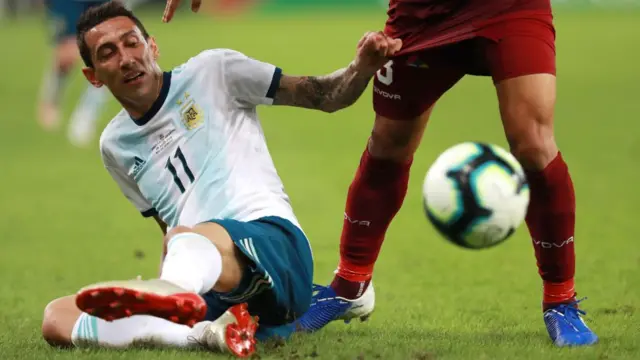 Ángel di María jugando fútbol