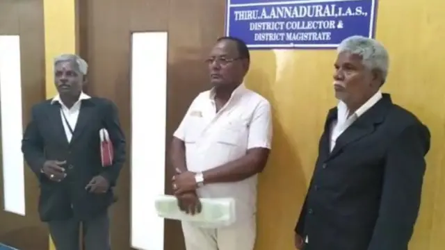 நீதிமன்ற அலுவலர்களுடன் விழுப்புரம் மாவட்ட ஆட்சியர் அலுவலக அறை முன் நிற்கும் மனுதாரர் சிவானந்தம்