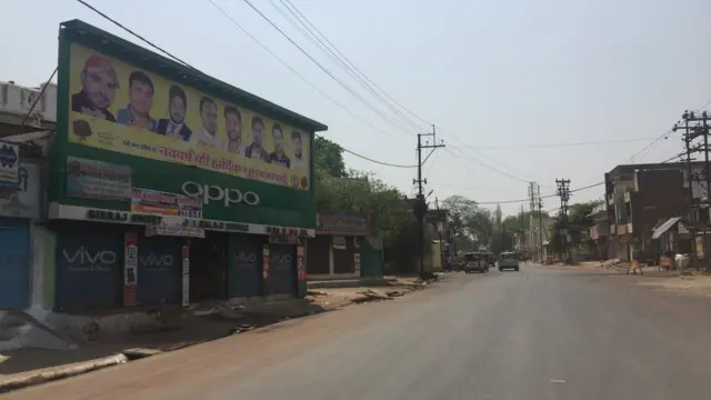 हिंसा के बाद शहर की सड़कें सूनी हैं