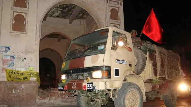 2006માં હુલ્લડો બાદ માંડવી વિસ્તારમાં પેટ્રોલિંગ કરી રહેલા સેનાના જવાનોની તસવીર