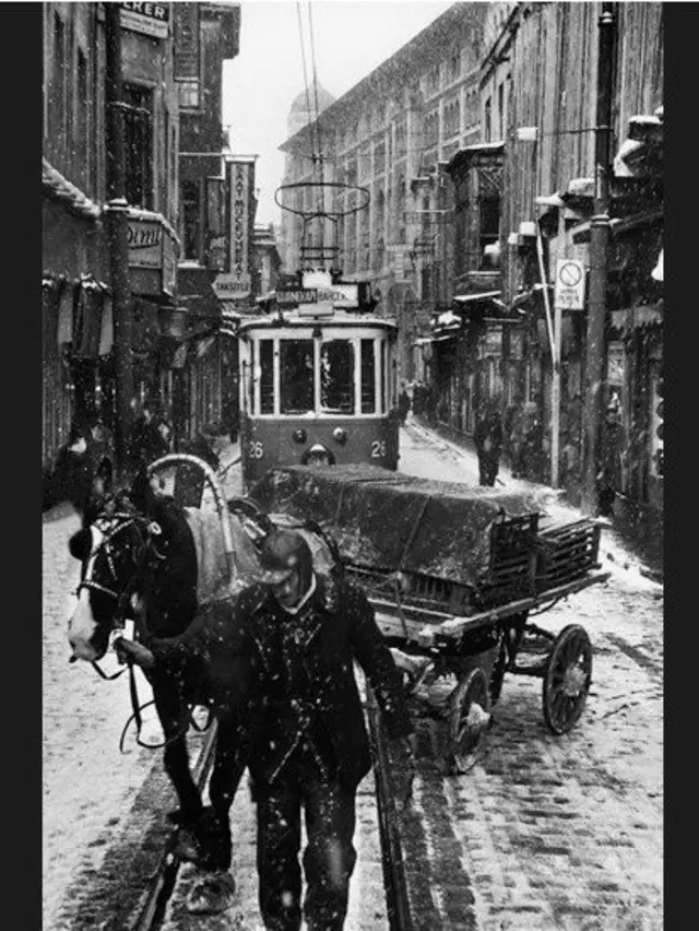 "Ne zaman Güler'in İstanbul resimlerine baksam, yazı masama koşup bu şehir hakkında yazı yazmak istiyorum." (Orhan Pamuk)