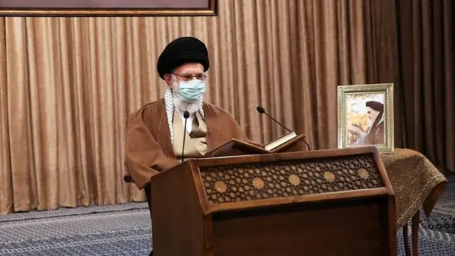 آیت الله خامنه ای مذاکره کنندگان دولت ایران را از تماس با مقام های آمریکایی منع کرده است