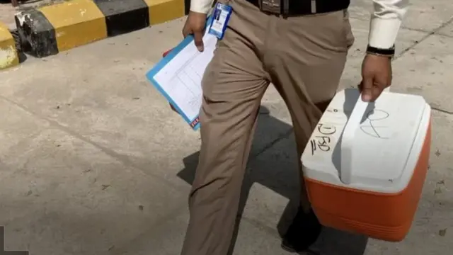 पाकिस्तान अभी तक वैक्सीन की ख़रीददारी का समझौता क्यों नहीं कर पाया?