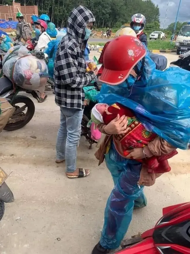 Sau khi kêu gọi giúp đỡ, mọi người đã thuê xe hơi đưa vợ chồng anh Xồng Bá Xô và cháu bé 10 ngày tuổi về quê Nghệ An
