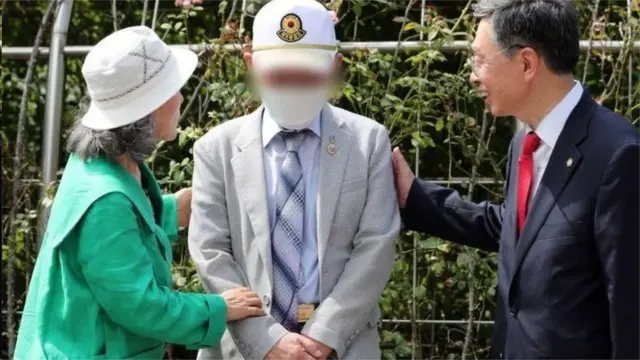 서울중앙지법은 지난해 국군포로 한모(가운데)씨와 노모씨가 북한과 김정은 위원장을 상대로 낸 손해배상 소송에서 '피고들은 한씨와 노씨에게 각각 2100만원씩 지급하라'며 원고 승소로 판결했다