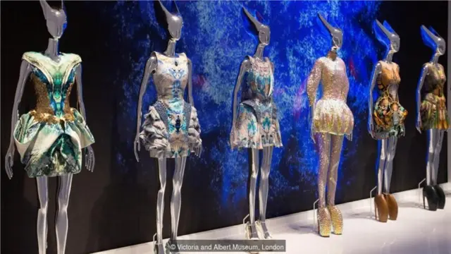 如图所示，麦昆的"柏拉图的亚特兰蒂斯"系列在展览上展出，其设计灵感来自于双栖生活。（Credit: Victoria and Albert Museum, London)