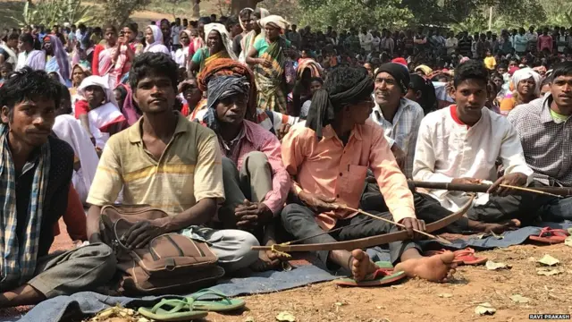 पत्थलगड़ी महोत्सव में शामिल ग्रामीण