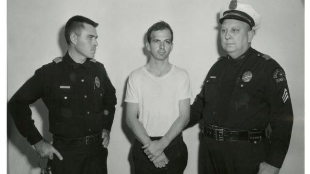 Lee Harvey Oswald após ser preso