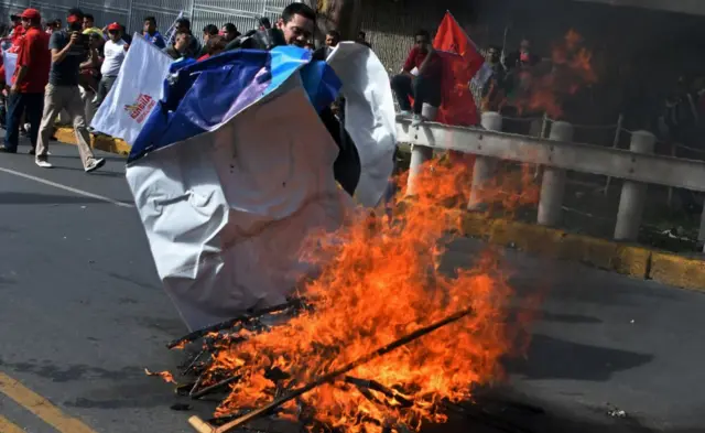 Protestas contra el candidato Juan Orlando Hernández frente a la embajada de Honduras en Tegucigalpa.