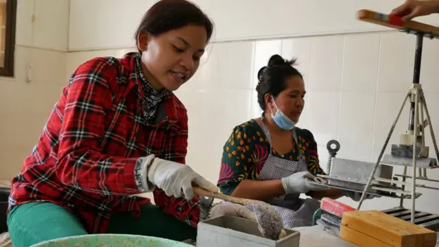 Mujeres elaborando jabón reciclado.