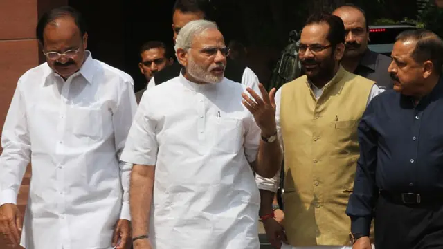 વૈંકેયા નાયડૂ અને મુખ્તાર અબ્બાસ નકવી સાથે નરેન્દ્ર મોદી
