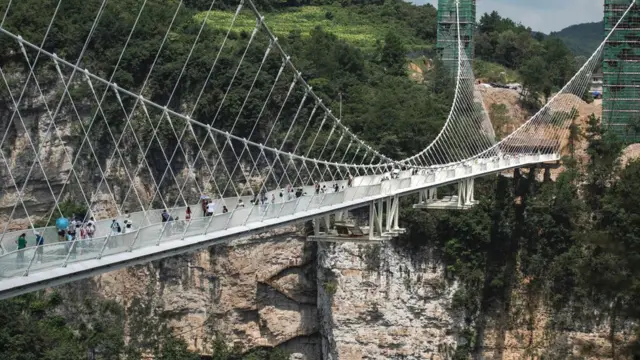 El puente conecta dos acantilados de la montaña en lo que se conoce como las montañas de Avatar -la película se rodó aquí- en la provincia de Zhangjiajie, Hunan.
