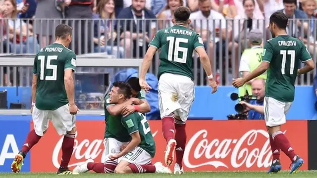Các cầu thủ Mexico ăn mừng bàn thắng duy nhất của trận đấu với người ghi bàn Hirving Lozano (số 22)