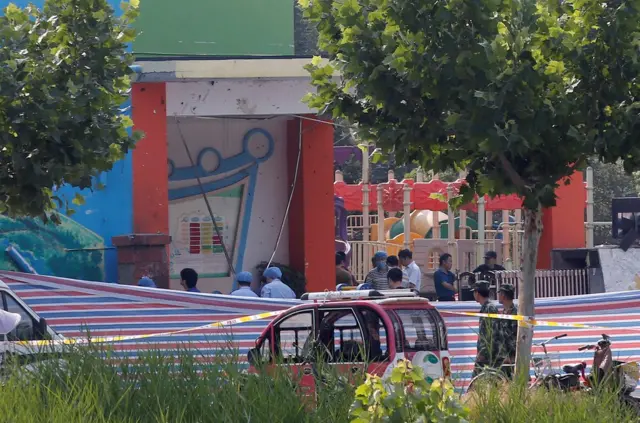 調查人員在創新幼兒園爆炸現場偵查。