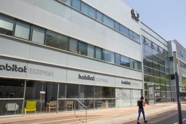 دفتر مرکزی شرکت اناساُ در هرتزلیا