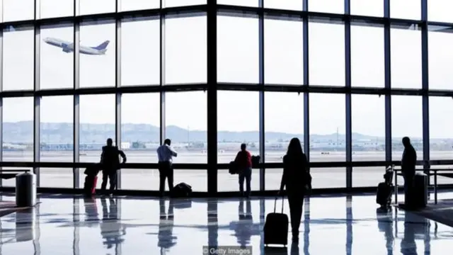 Người nước ngoài được xác định một phần bởi tính tạm thời của việc lưu lại của họ ở nước ngoài