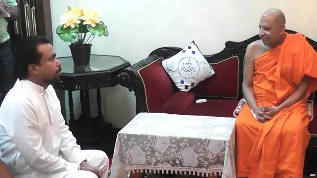 විමල් වීරවංශ මන්ත්රීවරයා මල්වතු මහනාහිමියන් ඉදිරියේ කරුණු දක්වමින්