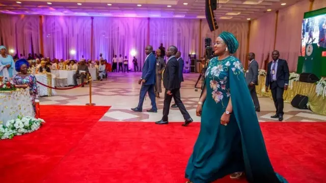 Ranar Alhamis kuwa an sake ganin Aisha Buhari da irin rigar da ta sanya ranar Talata a wajen wata liyafa da ta shirya don bankwana da matan gwamnonin da ba za su dawo ba.
