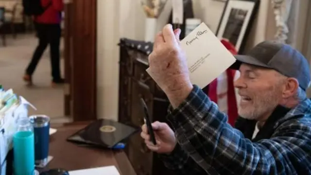 संसद के अंदर घुसे ट्रंप समर्थक