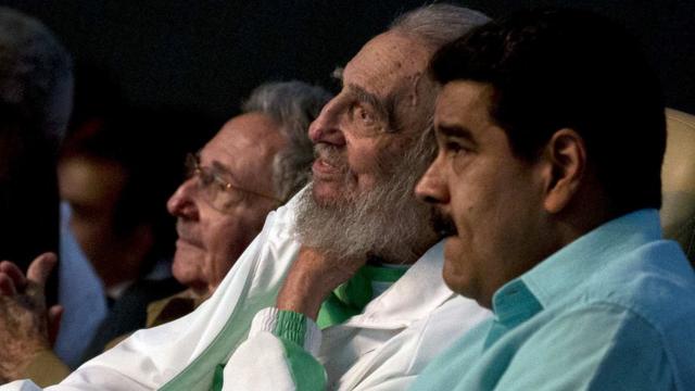 братья Рауль и Фидель Кастро с Николасом Мадуро