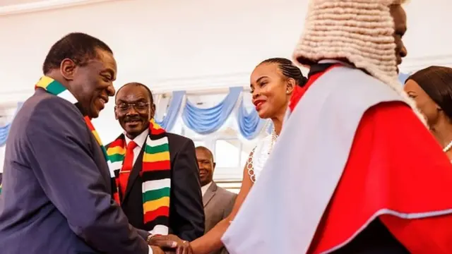 Emmerson Mnangagwa akimsalimia Mary Chiwenga