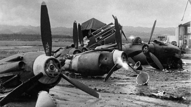 Уничтоженные японским налетом американские самолеты на аэродроме Хикэм-филд, Перл-Харбор, 7 декабря 1941 года
