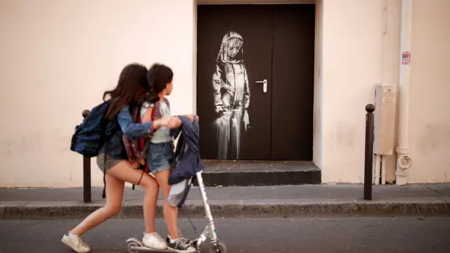 Paris sokaklarında yakınlarda beliren ve Banksy'e ait olduğuna inanılan bir çalışma