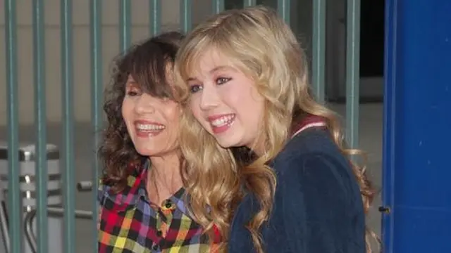 Jennette McCurdy com sua mãe Debra McCurdy em 9 de maio de 2009