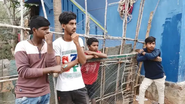 గ్రామంలోని యువకులు, బాలలు