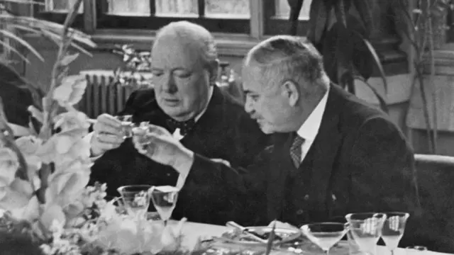 СССРнинг Британияда 1932-43 йилларда элчиси бўлган Иван Майский Британия Бош вазири Уинстон Черчил билан, 1941. Майскийни Черчил ёқтирган ва Сталинга мақтаган, аммо Сталин уни "оғзи бўш" дея таърифлаган. Тамарахоним унинг ўта очиқ ва дўстона бўлганини эслайди.