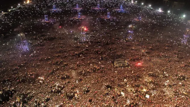 El concierto se detuvo media hora. "Hay gente que está tirada en el piso y la están pisando", decía el Indio desde la tarima.