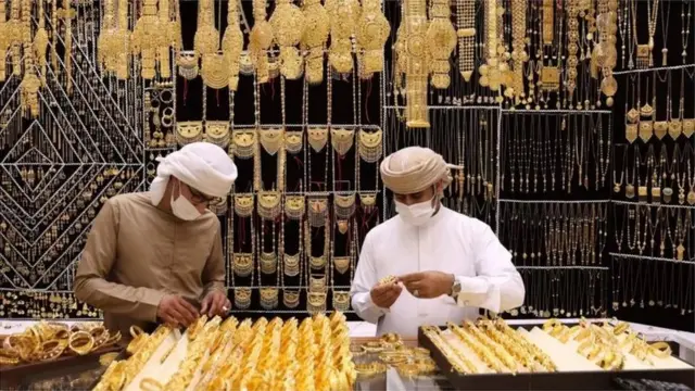 দুবাইয়ের গোল্ড সুক-এর একটি গহণার দোকান।