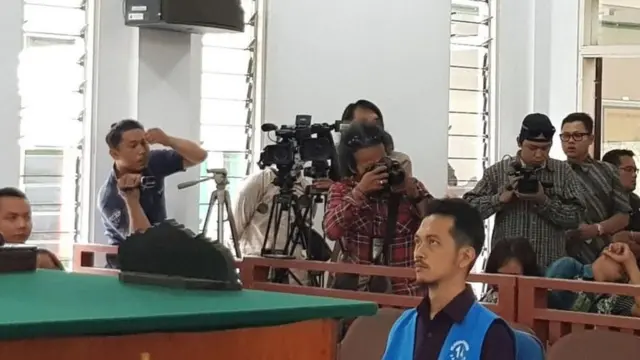 Fidelis usai mendengarkan vonis hakim di gedung Pengadilan Negeri Sanggau.