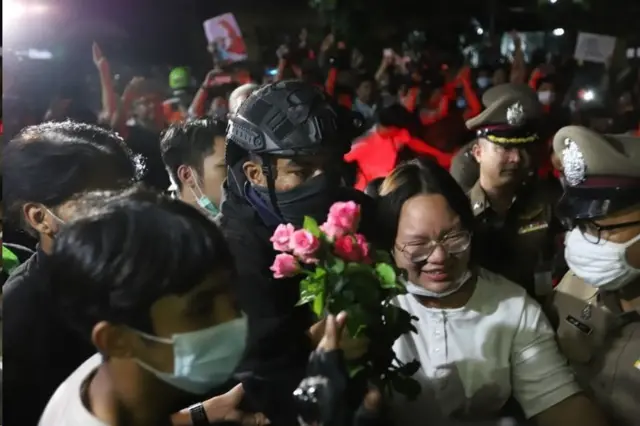 รุ้ง-ปนัสยา รับกำลังใจจากมวลชนหน้า สน. ประชาชื่น