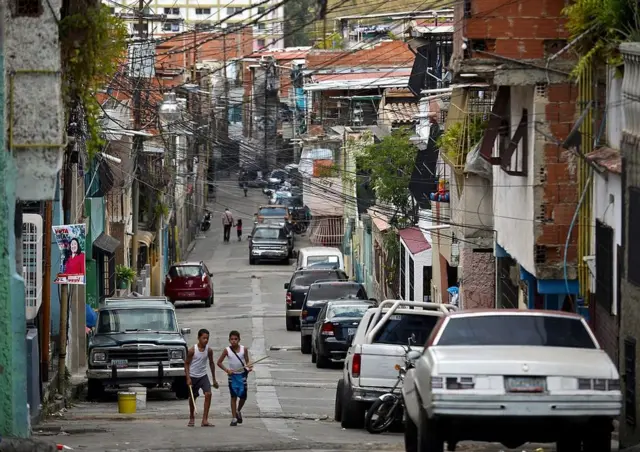 Dos niños en el barrio 23 de enero, en Caracas, Venezuela, el 4 de diciembre de 2015.