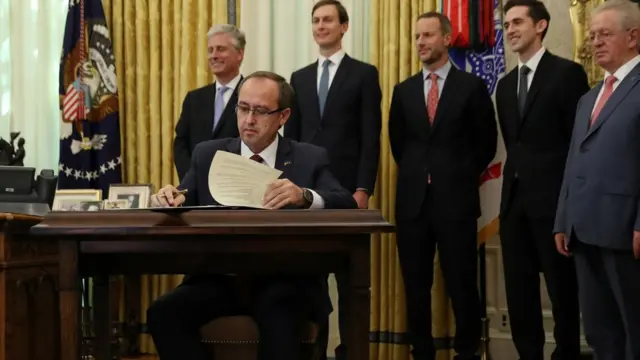 Премьер-министр Косова Авдулла Хоти подписывает соглашение