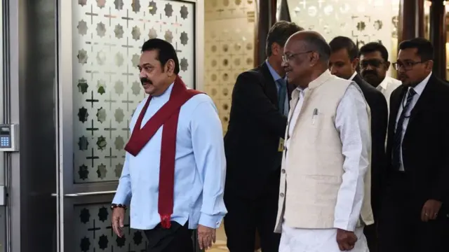 தேர்தல் நடந்த காலத்தில், தன்னுடைய வாக்குப் பெட்டியின் நிறமாக கேப்பையின் நிறத்தைத் தேர்வுசெய்தார் மஹிந்தவின் பெரியப்பாவான டான் மேத்யு ராஜபக்ச