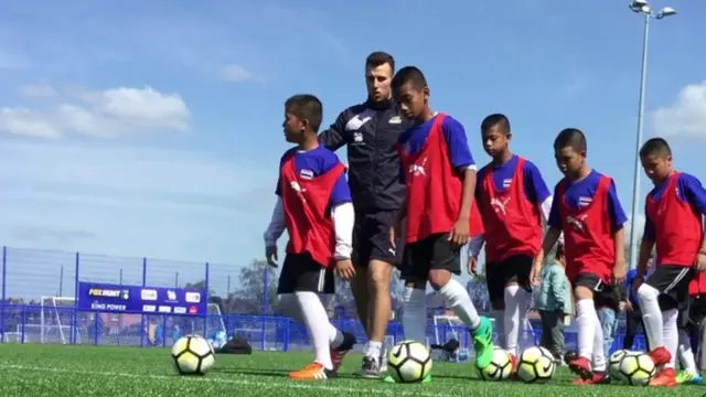 เยาวชนฝึกซ้อมกับโค้ชของสโมสรเลสเตอร์ ซิตี