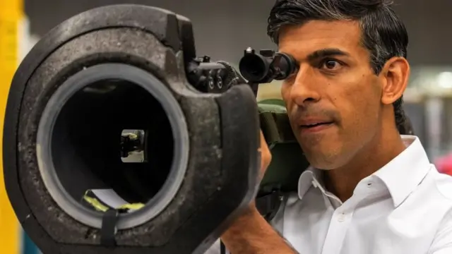 యాంటీ ట్యాంకర్ లాంచర్‌‌ను పరిశీలిస్తున్న రిషి సునాక్. రష్యాతో యుద్ధంలో సహకరించేందుకు యుక్రెయిన్‌కు బ్రిటన్ ఇలాంటివే సరఫరా చేసింది