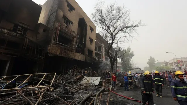 自爆攻撃現場（3日、バグダッド・カラダ地区）