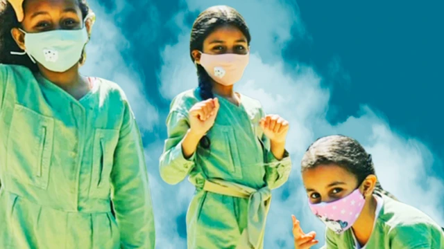 بنات لوليا مرتديات الكمامة