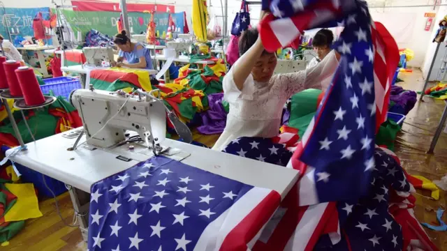 تولید پرچم آمریکا در کارگاهی در چین
